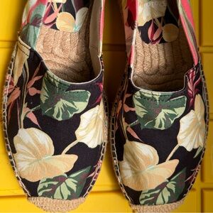 Ralph Lauren men slip on size 9 nwot. Multi colored